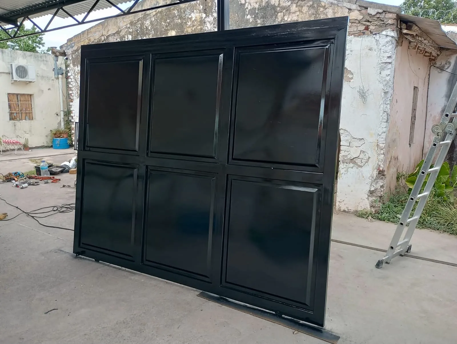 Portón y automatización fabricados por Herrería Valdez.Luis 7