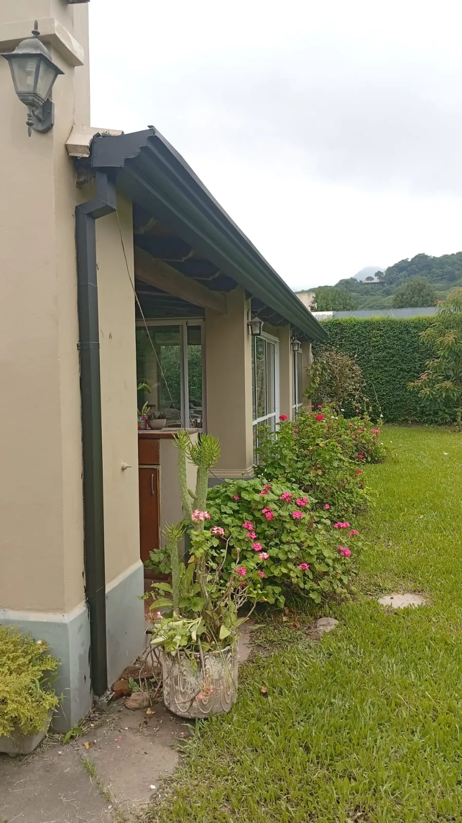 Techo o pérgola metálica fabricada por Herrería Valdez.Luis 11