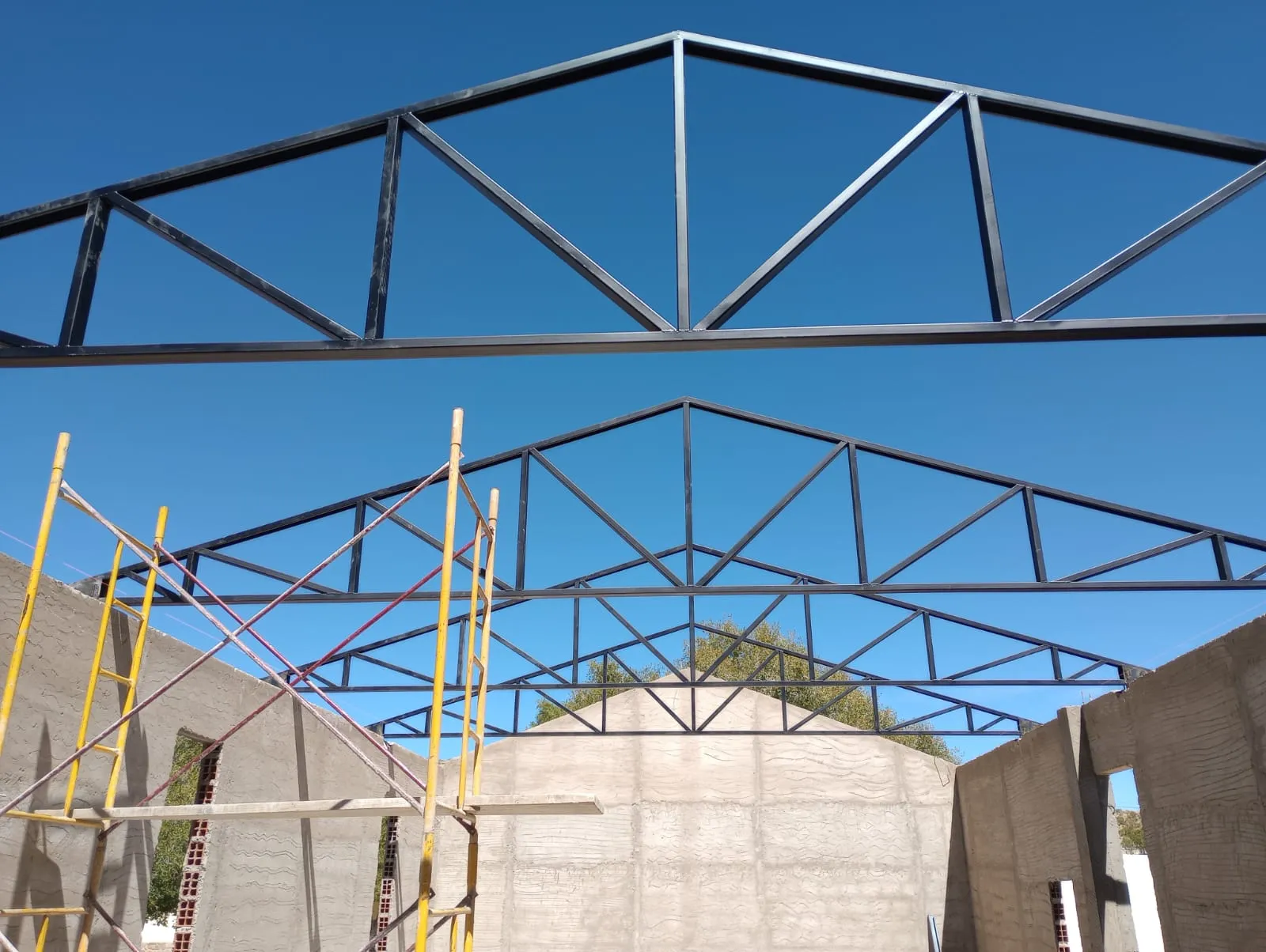 Techo o pérgola metálica fabricada por Herrería Valdez.Luis 2