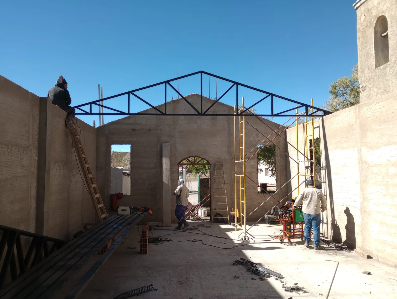 Techo o pérgola metálica fabricada por Herrería Valdez.Luis 3