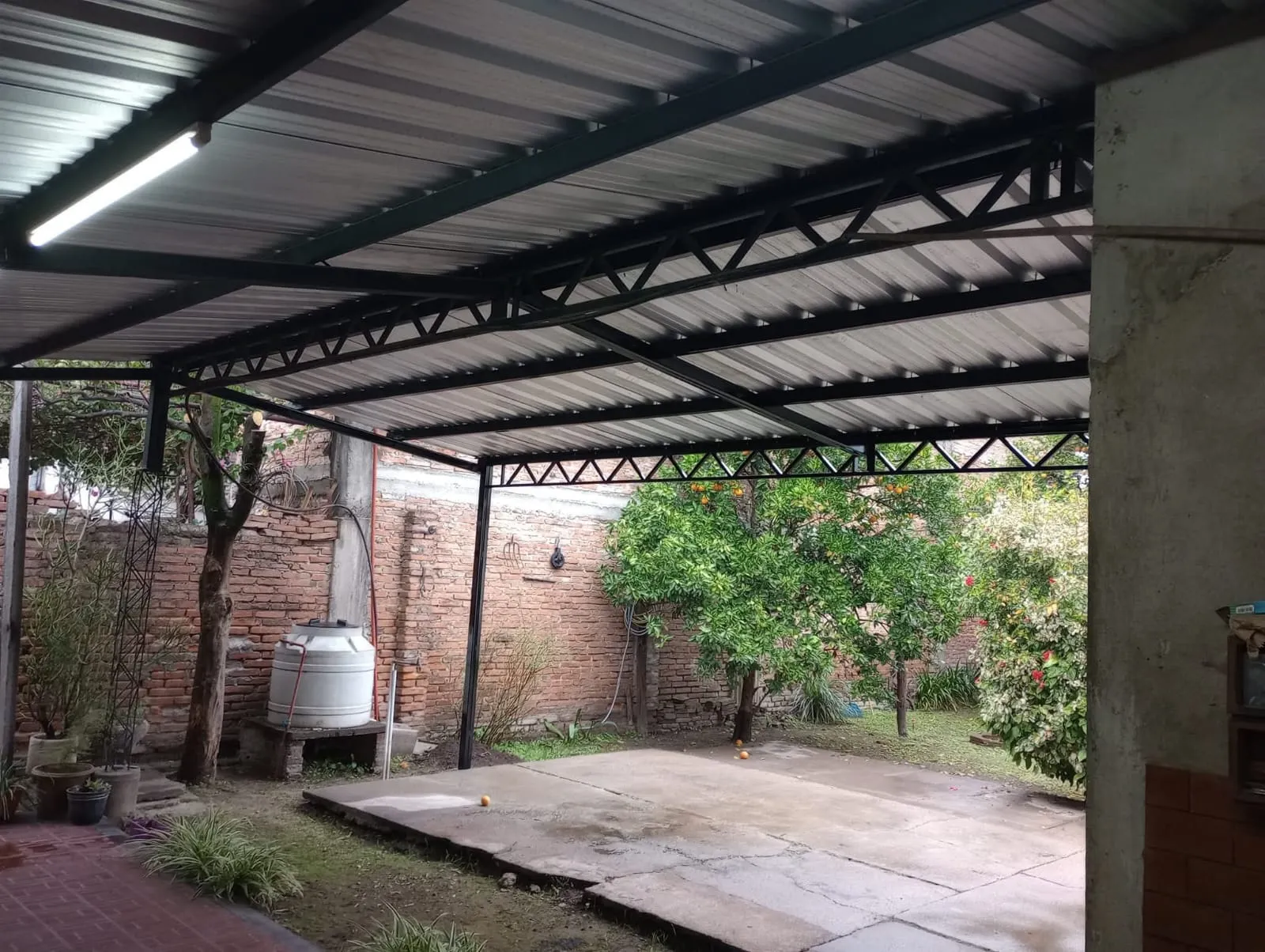 Techo o pérgola metálica fabricada por Herrería Valdez.Luis 9